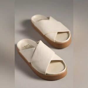 Beek Hen Slide, eggshell, 8 NWOB